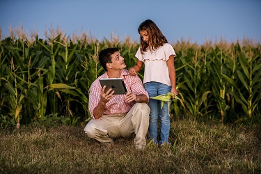 Productor de ma&iacute;z con su hija